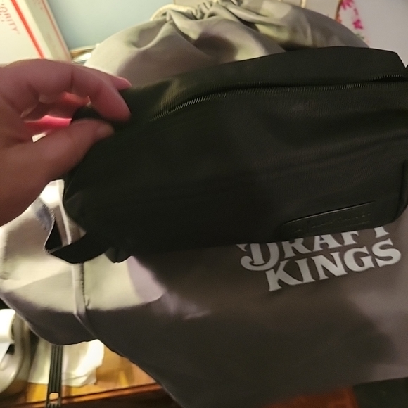 NewDraft Kings adjustable travel bag. With 2 drawstring bags and a toiletry bag. - Picture 4 of 6